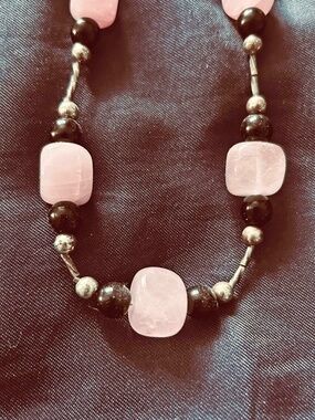 NECKLACE PINK AGATE CUBES WITH BLACK ONYX AND SILVER TONE BEADS AND TUBES, 20 IN